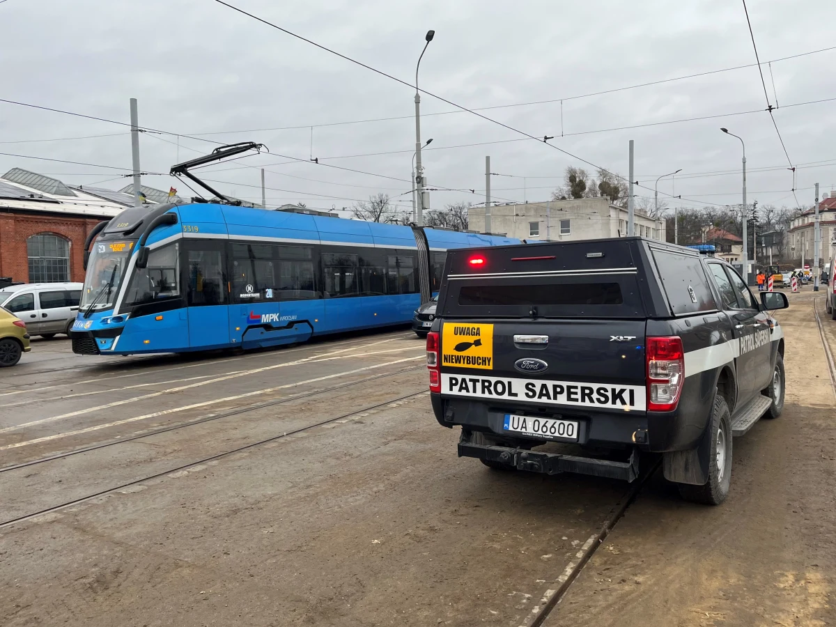 W piątek przed południem na terenie zajezdni tramwajowej „Borek” przy ulicy Powstańców Śląskich znaleziono niewybuch z czasów II wojny światowej. Odkrycia dokonała ekipa robotników, która wykonywała prace w tym miejscu. Jak stwierdzili specjaliści — niewybuchem okazał się granat moździerzowy.  