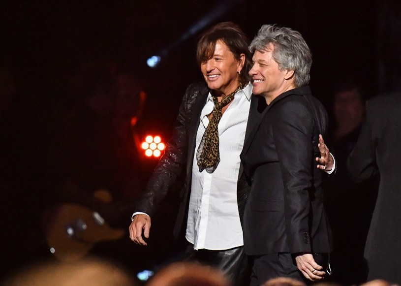 "Naprawdę musimy wyjść i zrobić to dla fanów. Czuję drugie zobowiązanie" - powiedział w ostatnim wywiadzie Richie Sambora, wieloletni gitarzysta grupy Bon Jovi i współautor jej największych przebojów. Muzyk zdradził, że prowadzone są rozmowy na temat jego powrotu do składu, z którym odnosił największe sukcesy.