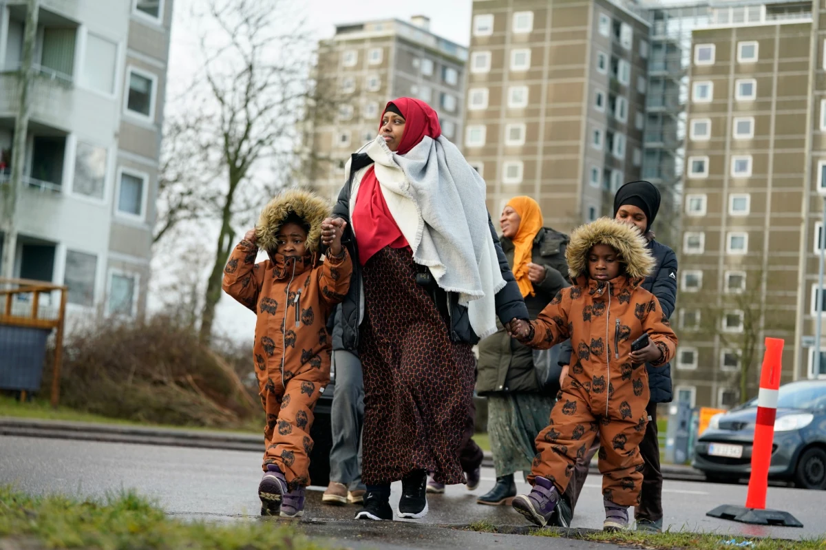 W stolicy Danii, Kopenhadze podjęto decyzję o ewakuacji mieszkańców trzech wieżowców, które mogłyby zostać uszkodzone przez nadciągający orkan Otto. To ten sam żywioł, który nadciąga nad Polskę. IMGW wydał alert pierwszego, drugiego i trzeciego stopnia.  Najsilniej wiać ma nad morzem, gdzie na wybrzeżu prędkość wiatru może wynieść nawet 125 km/h.