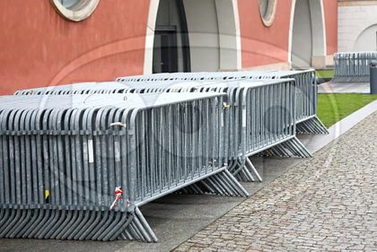 Prezydent USA Joe Biden przylatuje do Warszawy we wtorek, ale pierwsze utrudnienia wystąpią już w poniedziałek. Nie będzie można parkować w okolicy hotelu Marriott, Zamku Królewskiego oraz Wisłostrady. Niektóre ulice zostaną zamknięte a komunikacja miejska pojedzie objazdami. Sprawdź szczegóły.
