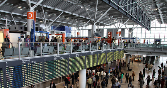 Opóźniona część samolotów i więcej pasażerów w terminalach. Takie są na polskich lotniskach konsekwencje strajku personelu naziemnego, który sparaliżował siedem portów lotniczych w Niemczech. Nie działają lotniska we Frankfurcie nad Menem, Monachium, Stuttgarcie, Bremie, Hamburgu, Hanowerze i Dortmundzie. 