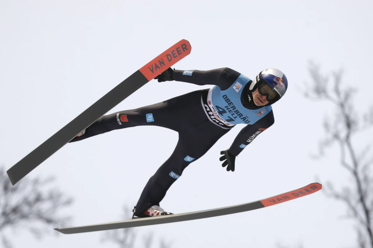 Andreas Wellinger wygrał prolog przed weekendowymi zawodami Pucharu Świata na skoczni w Rasnovie. Niemiec skoczył 92 metry. Najlepszy z Polaków, Kacper Juroszek, zajął 15. miejsce.