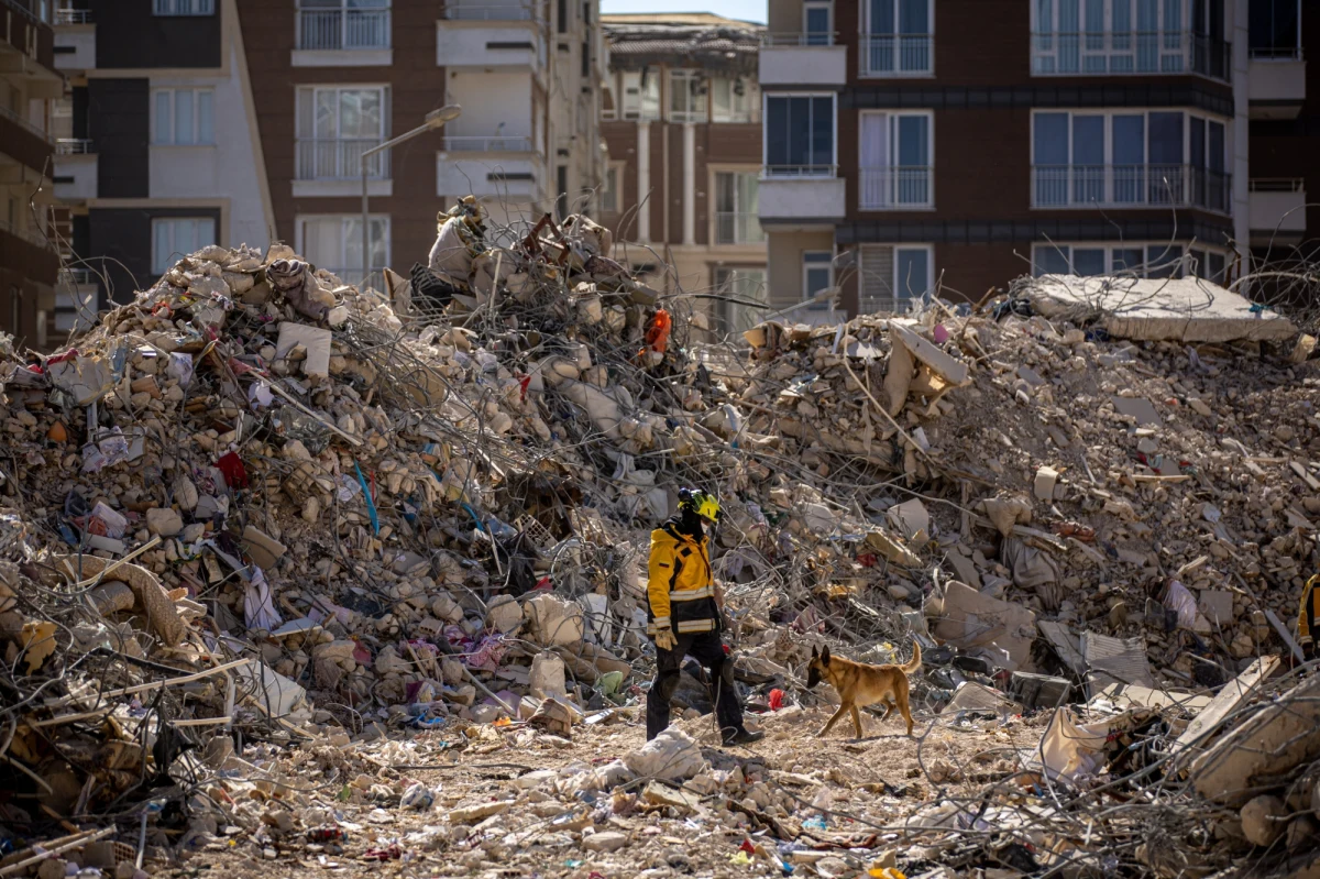 W Hatay w Turcji wyciągnięto spod gruzów żywego mężczyznę. Stało się to 12 dni po tragicznym trzęsieniu ziemi. 
