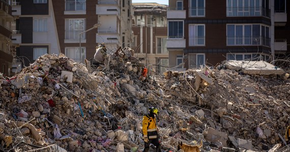 W Hatay w Turcji wyciągnięto spod gruzów żywego mężczyznę. Stało się to 12 dni po tragicznym trzęsieniu ziemi. 