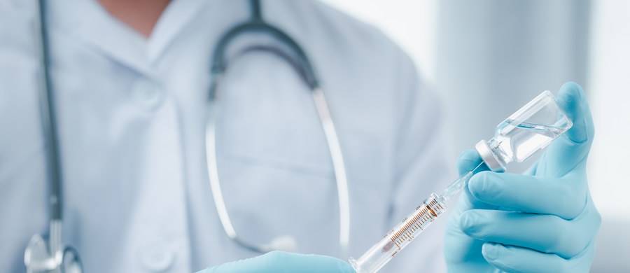 Coraz bliżej jest piąta dawka szczepionki przeciwko koronawirusowi. Byłaby to trzecia dawka przypominająca. Jak dowiedział się reporter RMF FM, Ministerstwo Zdrowia poprosiło ekspertów Rady do spraw Covid-19 o wydanie opinii w tej sprawie. To reakcja na rosnącą od dwóch tygodni liczbę zakażeń koronawirusem.