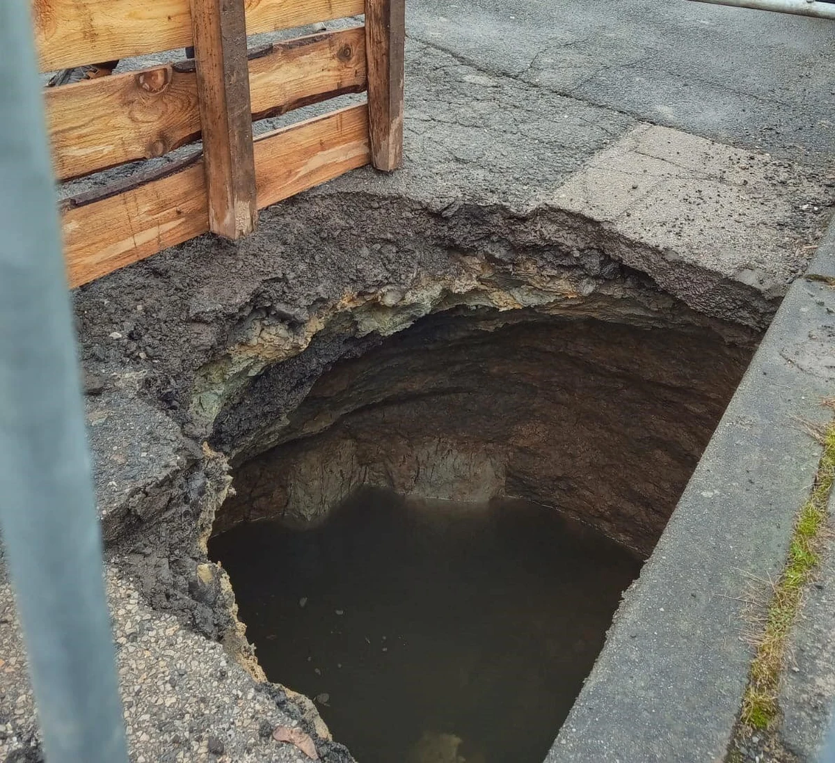 Niewielkie zapadlisko pojawiło się w piątek na ul. Krzywej na peryferiach Cieszyna. Miejski Zarząd Dróg poinformował, że służby techniczne badają przyczynę jego powstania. Fragment ulicy został wygrodzony. Ruch odbywa się bez ograniczeń.