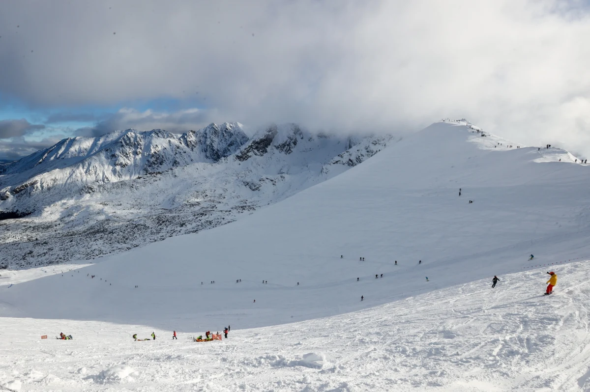 Zdecydowanie pogarszają się warunki w Tatrach. Zaczął wiać silny wiatr i pada deszcz. Robi się coraz bardziej niebezpiecznie - ostrzegają ratownicy TOPR.
