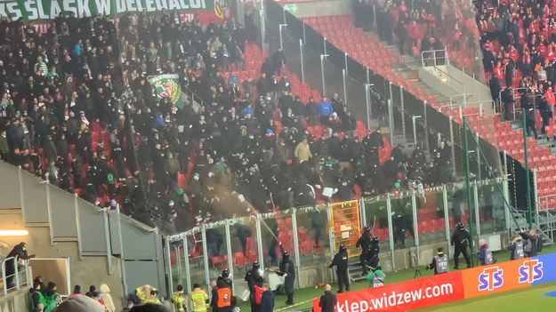 Kibice Śląska podczas meczu z Widzewem próbowali sforsować ogrodzenie. Ochrona użyła gazów łzawiących.