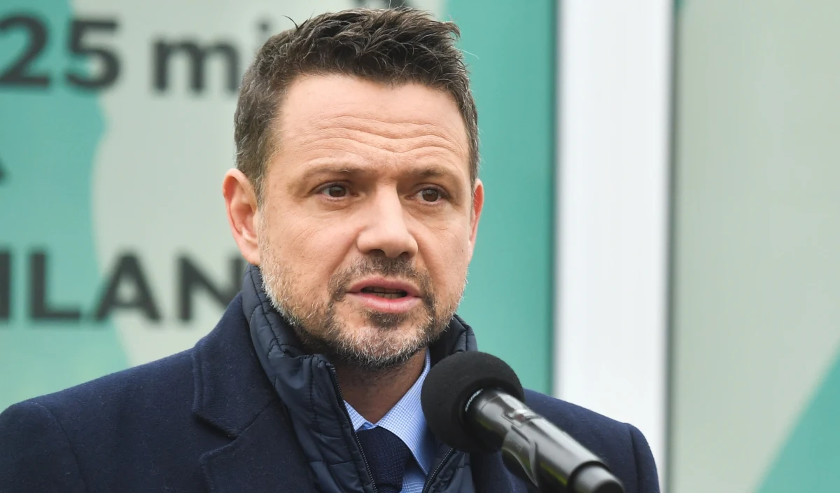 Nie chcemy nikomu zabraniać jeść mięsa. Dementuję te wszystkie głupoty i manipulacje powtarzane przez rządzących. To PiS zabiera mięso Polakom, bo przez ich politykę inflacja i drożyzna doprowadza do tego, że mało kogo stać, by codziennie jeść mięso - mówił w rozmowie z Wirtualną Polską prezydent Warszawy Rafał Trzaskowski.