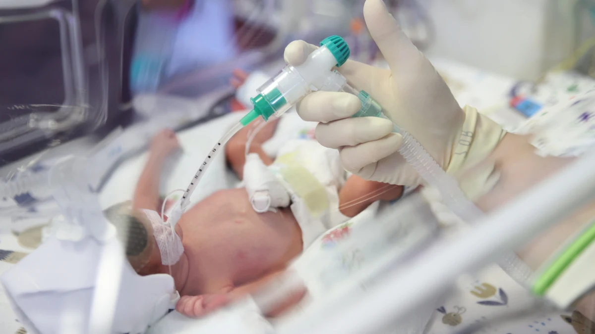 Zmarło jedno z pięcioraczków urodzonych w niedzielę w Szpitalu Uniwersyteckim w Krakowie - poinformowała w piątek wieczorem rzeczniczka tej placówki Maria Włodkowska. Chłopiec przeżył trzy dni.