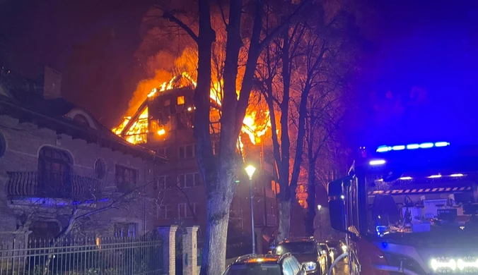 Pożar kamienicy w Sopocie. Huraganowy wiatr przeszkadzał w akcji gaśniczej