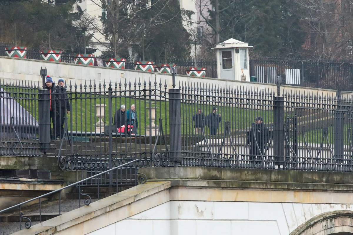 Od poniedziałku do środy w Warszawie będzie obowiązywał zakaz noszenia lub przemieszczania w stanie rozładowanym wszelkiego rodzaju broni - stanowi rozporządzenie ministra spraw wewnętrznych i administracji Mariusza Kamińskiego. 