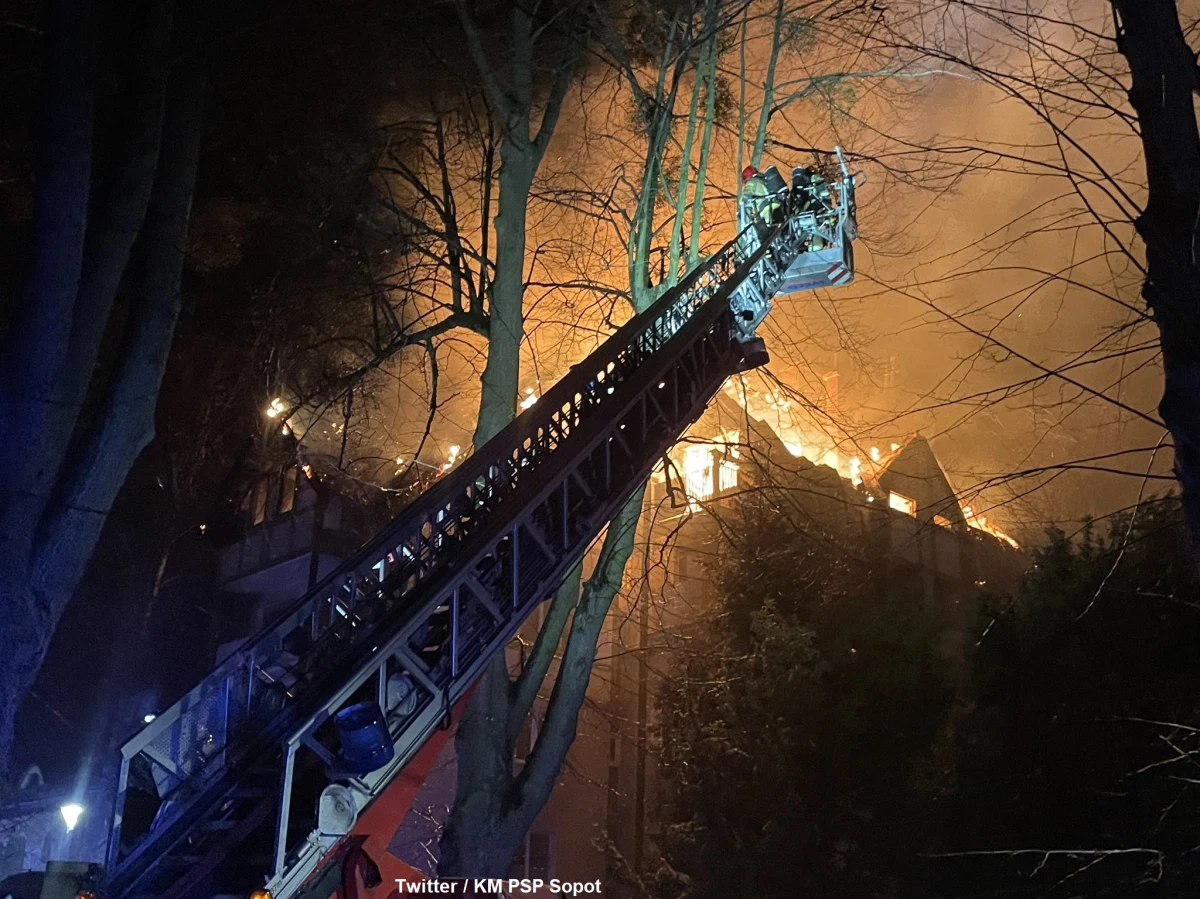 Pożar w kamienicy w Sopocie. Trzeba było ewakuować kilkanaście osób. Gaszenie pożaru utrudniał porywisty wiatr wiejący na wybrzeżu.