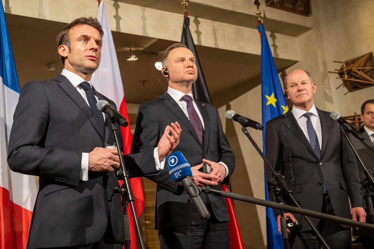 Trójkąt Weimarski ma bogate tradycje, chcemy je kontynuować - powiedział w piątek w Monachium kanclerz Niemiec Olaf Scholz na wspólnej konferencji z prezydentem Polski Andrzejem Dudą i prezydentem Francji Emmanuelem Macronem. 