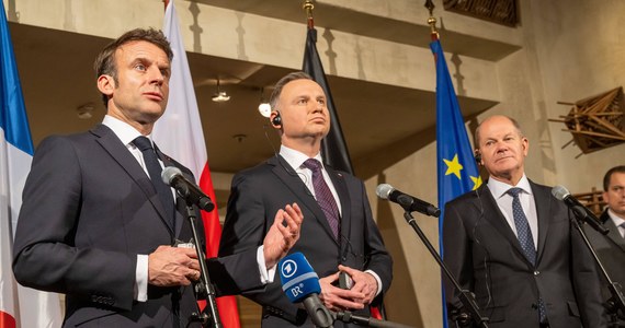 Trójkąt Weimarski ma bogate tradycje, chcemy je kontynuować - powiedział w piątek w Monachium kanclerz Niemiec Olaf Scholz na wspólnej konferencji z prezydentem Polski Andrzejem Dudą i prezydentem Francji Emmanuelem Macronem. 