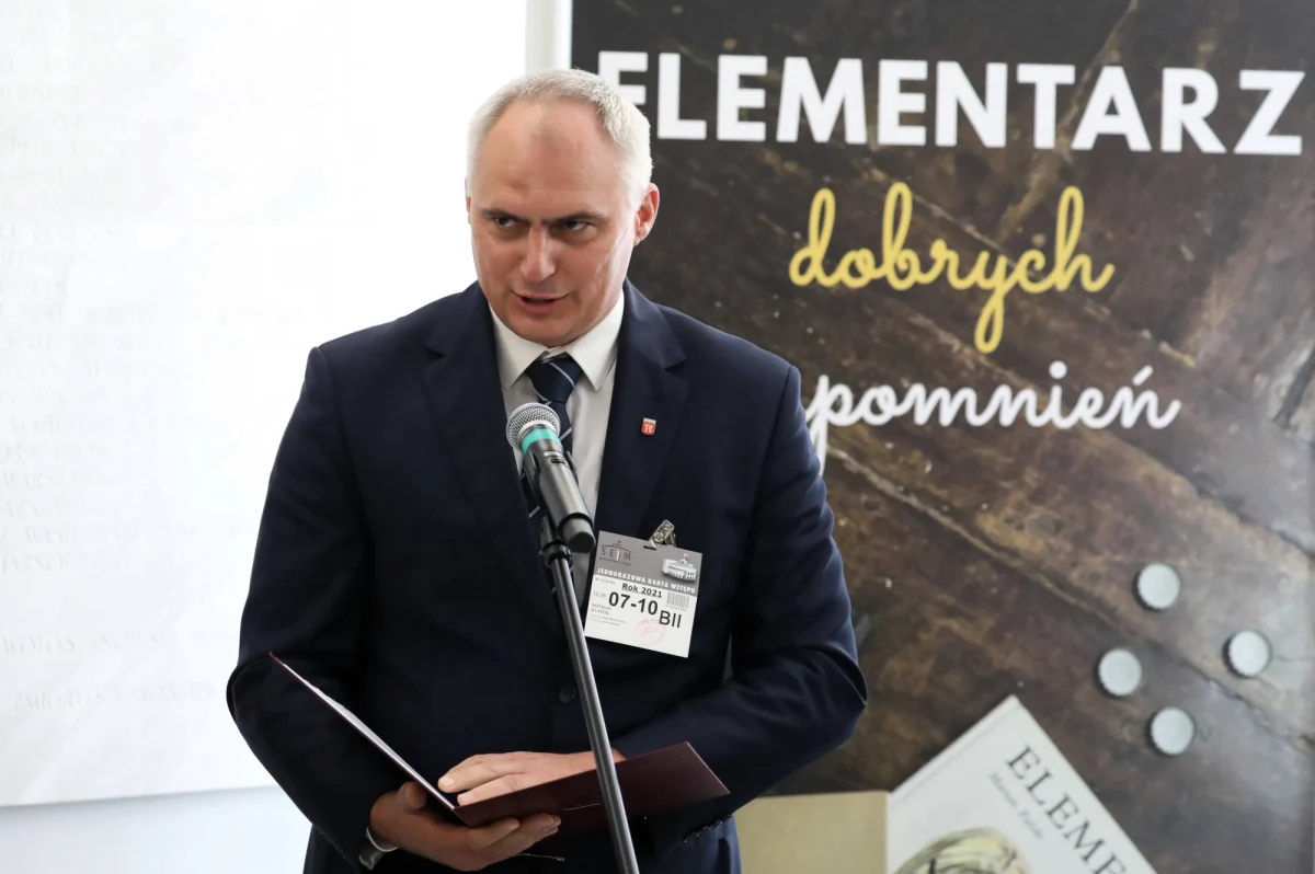 Konrad Kuświk - wójt gminy Kraszewice - ma poważne kłopoty. Najpierw z niewyjaśnionych przyczyn zjechał z drogi i staranował ogrodzenie, a potem odmówił poddania się badaniom alkomatem. Teraz zdecydował się przeprosić mieszkańców gminy.