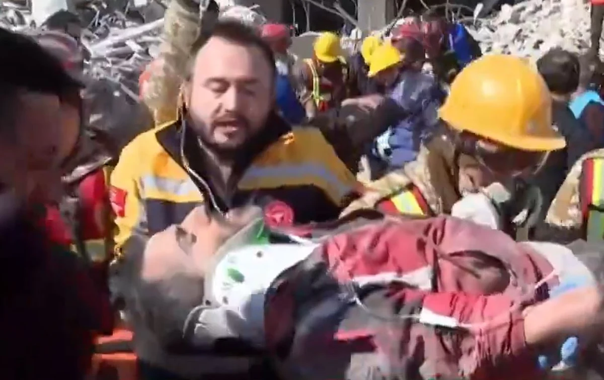 Po 296 godzinach od potężnego trzęsienia ziemi ratownicy w prowincji Hatay w Turcji wydobyli w sobotę z gruzowiska trzyosobową rodzinę. Uratowani trafili do szpitala, gdzie 12-letni chłopiec zmarł.