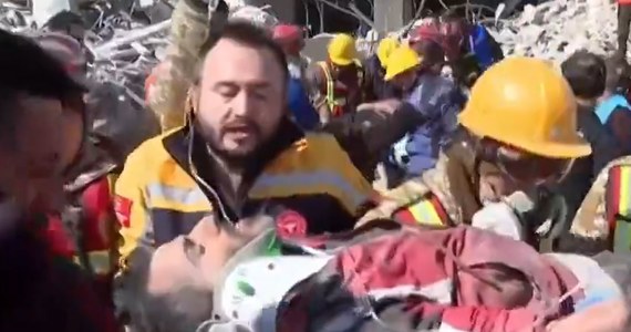 Po 296 godzinach od potężnego trzęsienia ziemi ratownicy w prowincji Hatay w Turcji wydobyli w sobotę z gruzowiska trzyosobową rodzinę. Uratowani trafili do szpitala, gdzie 12-letni chłopiec zmarł.