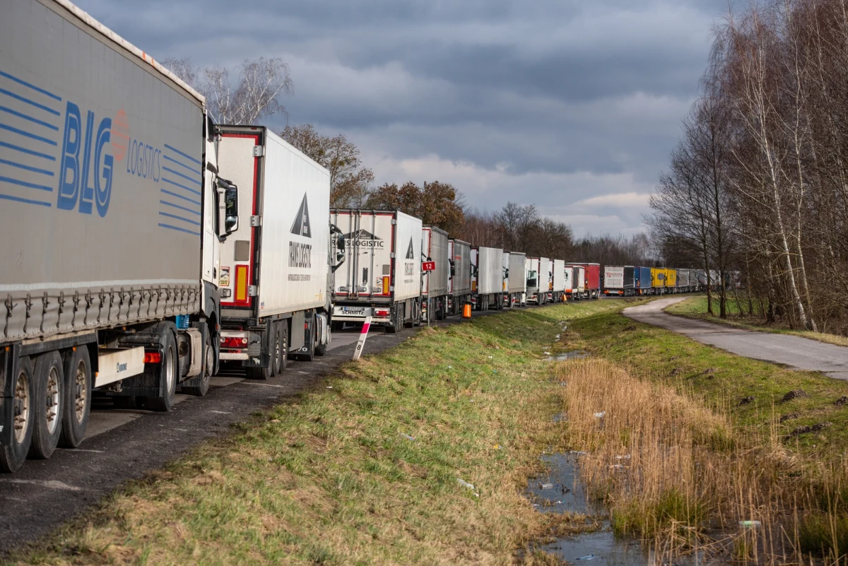 Rzeczniczka Straży Granicznej por. Anna Michalska poinformowała w sobotę, że z powodu ograniczeń wprowadzonych przez Białoruś polscy prze​woźnicy nie mogą korzystać z przejść granicznych na odcinku granicy Białorusi z Litwą i Łotwą. Kierowcy są odprawiani tylko na przejściu granicznym Kukuryki-Koroszczyn.
