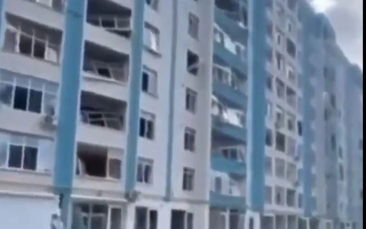 Dwie osoby zostały ranne w mieście Chmielnicki w centralnej części Ukrainy w wyniku rosyjskiego ostrzału rakietowego w sobotę rano - powiadomił mer Ołeksandr Symczyszyn. Władze regionalne podały, że uszkodzony został obiekt wojskowy.