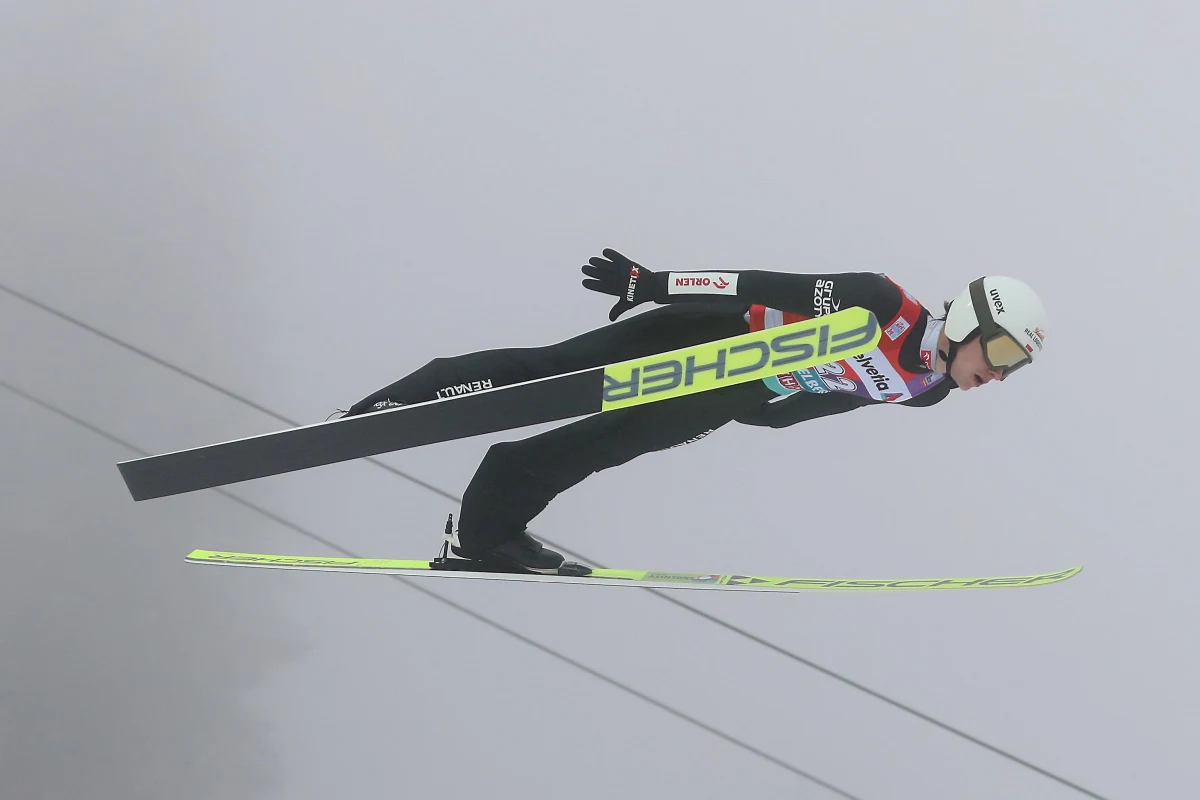 ​Niemiec Andreas Wellinger wygrał sobotni konkurs Pucharu Świata w skokach narciarskich w rumuńskim Rasnovie. Drugi był Słoweniec Žiga Jelar, a trzecie miejsce zajął Niemiec Karl Geiger. Najlepszy z Polaków Tomasz Pilch zajął 12. miejsce. W zawodach uczestniczyło 47 skoczków.