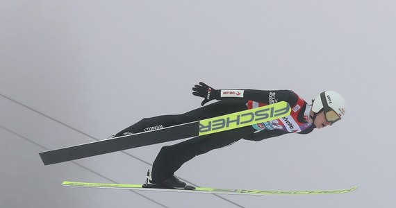 ​Niemiec Andreas Wellinger wygrał sobotni konkurs Pucharu Świata w skokach narciarskich w rumuńskim Rasnovie. Drugi był Słoweniec Žiga Jelar, a trzecie miejsce zajął Niemiec Karl Geiger. Najlepszy z Polaków Tomasz Pilch zajął 12. miejsce. W zawodach uczestniczyło 47 skoczków.
