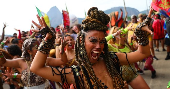 Około 46 milionów ludzi ma - zdaniem mediów - wziąć udział w tegorocznej edycji karnawału w Rio de Janeiro. Brazylijskie ministerstwo turystyki szacuje, że wydarzenie to ma przynieść krajowi ponad 1,5 miliarda dolarów dochodu.