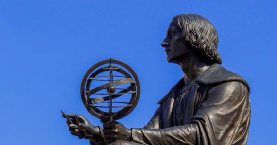 W niedzielę obchodzimy 550. urodziny Mikołaja Kopernika. Nie wszyscy wiedzą, że dla człowieka, który wstrzymał Słońce i ruszył Ziemię astronomia była tylko hobby. Na pewno też nie używał lunety do obserwacji nieba, co możemy zobaczyć na obrazie Jana Matejki. A jeżeli chodzi o wymyślenie przez Kopernika kanapki, to jest to tylko żart amerykańskich naukowców sprzed 50 lat.