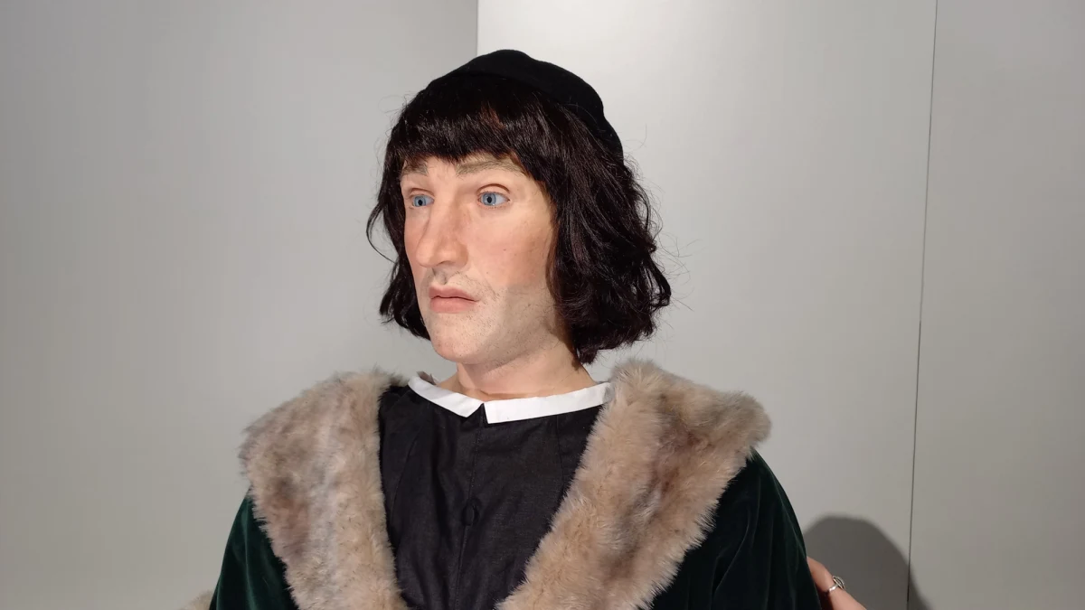 Ma twarz Mikołaja Kopernika, jest wysoki na 190 cm i waży 100 kg - tak wygląda robot humanoidalny, który został dziś udostępniony zwiedzającym w Centrum Nauki Kopernik. Robot ma wbudowany moduł językowy, który pozwala reagować na zadawane mu pytania.