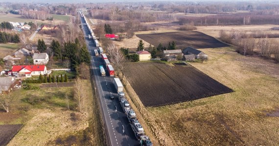 Ponad 60 godzin, czyli niemal trzy doby, muszą czekać na odprawę kierowcy ciężarówek przed polsko-białoruskim przejściem w Koroszczynie na Lubelszczyźnie. Coraz dłuższe kolejki to efekt między innymi kolejnych ograniczeń, które wprowadziła Białoruś. Od wczoraj firmy transportowe z Polski nie mogą korzystać z przejść na odcinku granicy Białorusi z Litwą i Łotwą.