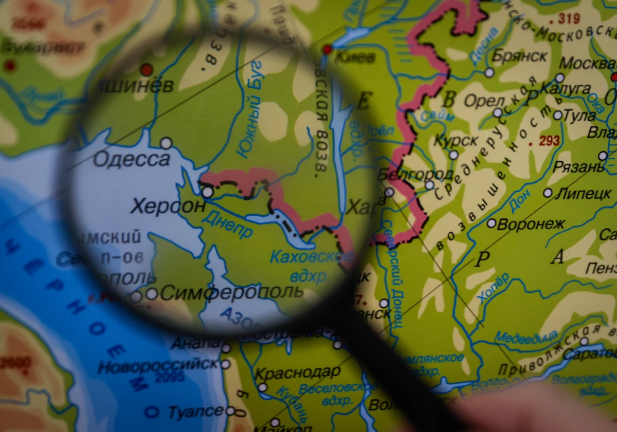 "Balony w przestrzeni powietrznej Ukrainy prawdopodobnie są nową taktyką Rosji. Moskwa chce w ten sposób obserwować ukraińskie systemy obrony powietrznej, ale też zmuszać Ukrainę do zużywania cennych zapasów broni" - oceniło brytyjskie ministerstwo obrony.