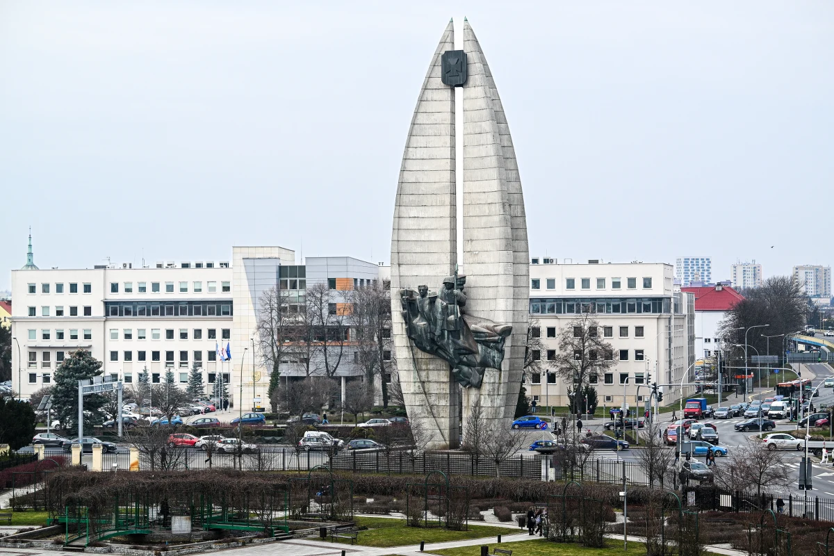 "Pomnik Czynu Rewolucyjnego (w centrum Rzeszowa - red.) już dawno powinien zostać zdemontowany, co zakończyłoby wszelkie dyskusje i spory w tej kwestii" - stwierdził marszałek województwa podkarpackiego Władysław Ortyl. "To jest symbol Rzeszowa. Jeden z najbardziej charakterystycznych elementów w przestrzeni miasta" - powiedział z kolei prezydent Rzeszowa Konrad Fijołek. Rzeszowski pomnik powstał w 1974 roku.