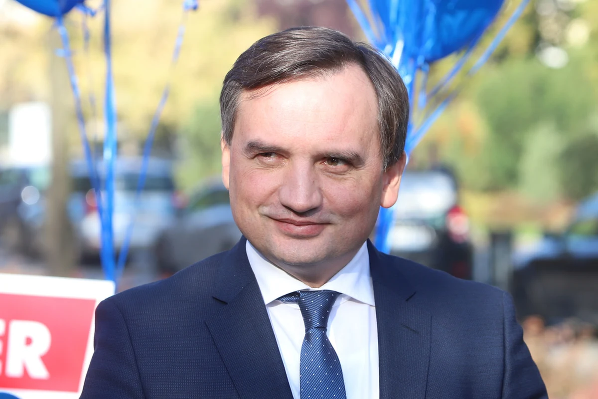 Zbigniew Ziobro dołącza do chóru krytyków Rafała Trzaskowskiego. Prawica zarzuca prezydentowi Warszawy, że ten zamierza "zakazać" mieszkańcom stolicy jedzenia mięsa. Prokurator generalny dorzuca do swojego przekazu kilka słów o "zarazie lewactwa".