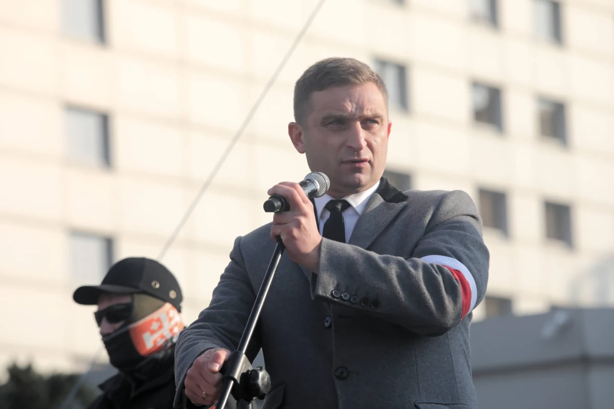 Robert Bąkiewicz, prezes Stowarzyszenia Marsz Niepodległości został odwołany ze swojej funkcji przez członków walnego zgromadzenia. Problem polega na tym, że prezes uważa, iż głosowanie było nielegalne.