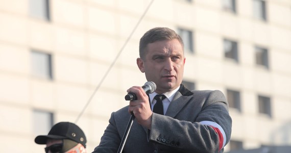 Robert Bąkiewicz, prezes Stowarzyszenia Marsz Niepodległości został odwołany ze swojej funkcji przez członków walnego zgromadzenia. Problem polega na tym, że prezes uważa, iż głosowanie było nielegalne.