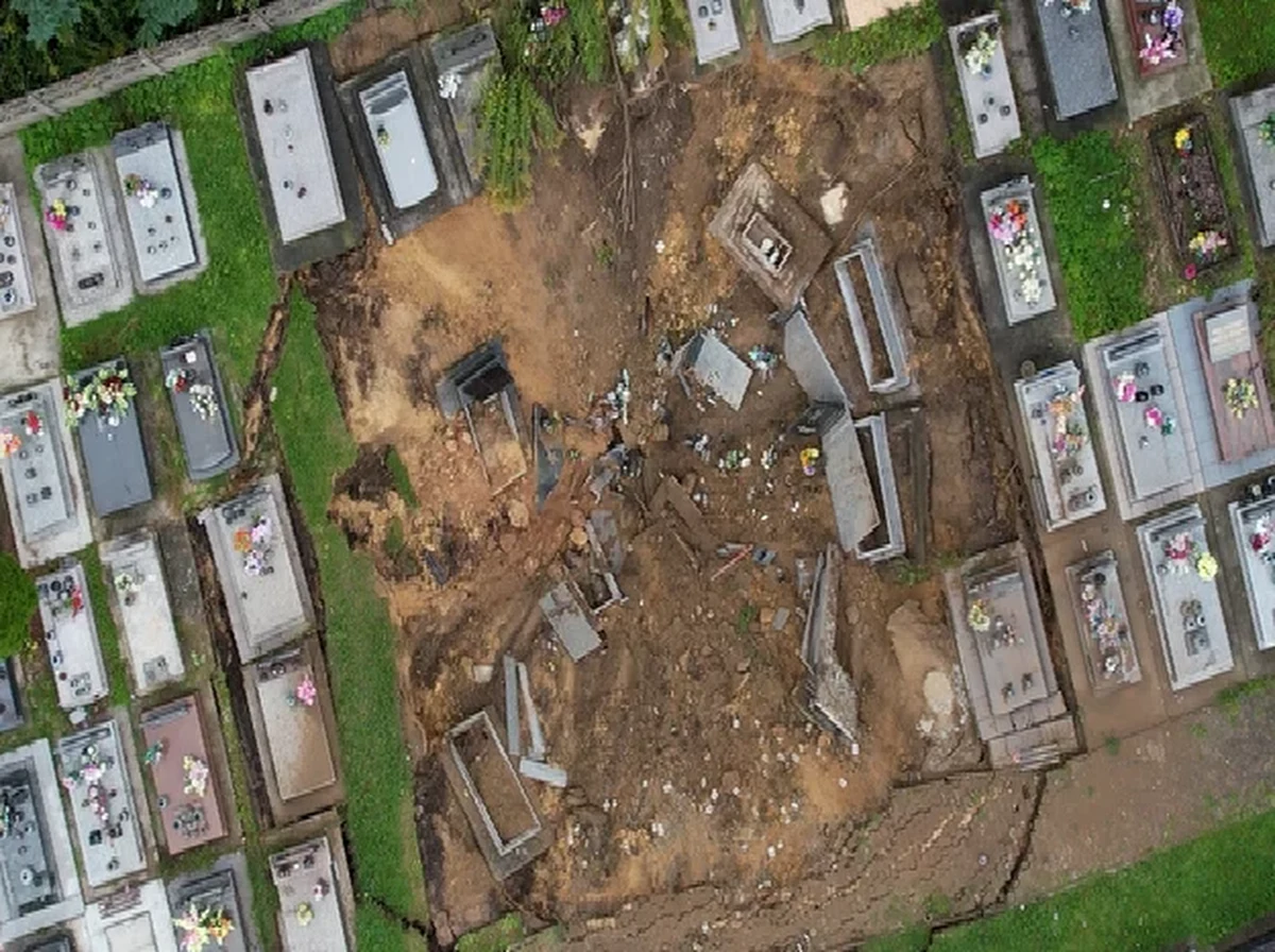 Wprowadzono ograniczenia wstępu na cmentarz parafialny w Trzebini. To decyzja proboszcza w związku z wynikami badań gruntu. Pokazały one, że część cmentarza to teren, na którym w każdej chwili może dojść do nowych zapadlisk. 