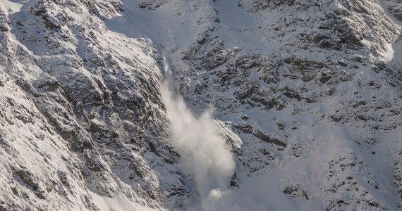 W Tatrach powyżej 1800 metrów nad poziomem morza znów obowiązuje trzeci - znaczny stopień - zagrożenia lawinowego. "Tam odwilż nie dotarła, więc jest bardzo twardo i niebezpiecznie" - mówi ratownik dyżurny TOPR Piotr Konopka.

