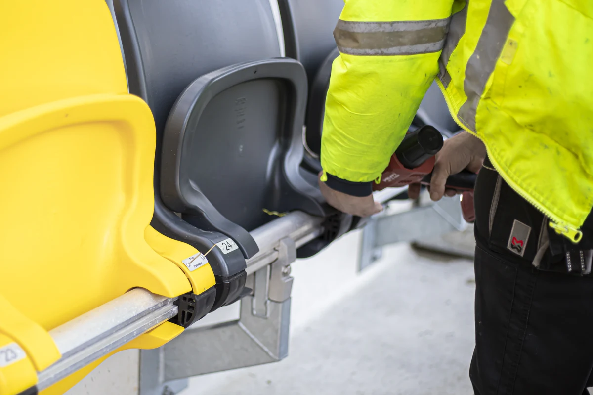 Nie wszyscy kibice Pogoni Szczecin skontaktowali się z klubem w sprawie montażu na stadionowych krzesełkach imiennych tabliczek. Fani drużyny mogli kupić taką tabliczkę i w ten sposób dołożyć się do przebudowy stadionu. Klub poszukuje tych, którzy do tej pory nie skontaktowali się w sprawie realizacji nagrody.