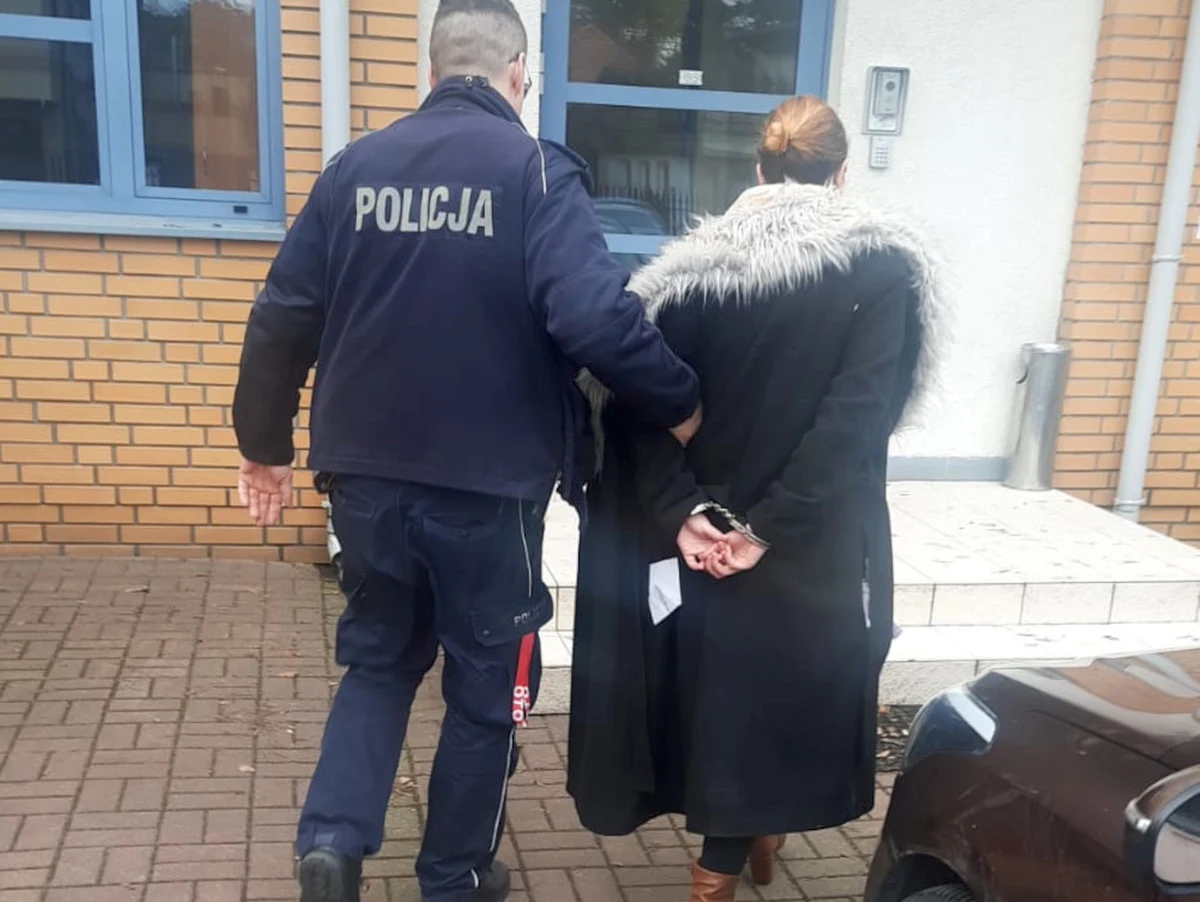 Dwie dziewczynki w wieku 2 i 5 lat zapukały przed północą do drzwi sąsiadki. Ta zadzwoniła na policję. Okazało się, że matka zostawiła dzieci same w domu, a sama poszła się bawić. 26-latka została zatrzymana na drugi dzień, kiedy nietrzeźwa wróciła z imprezy. 
