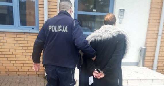 Dwie dziewczynki w wieku 2 i 5 lat zapukały przed północą do drzwi sąsiadki. Ta zadzwoniła na policję. Okazało się, że matka zostawiła dzieci same w domu, a sama poszła się bawić. 26-latka została zatrzymana na drugi dzień, kiedy nietrzeźwa wróciła z imprezy. 