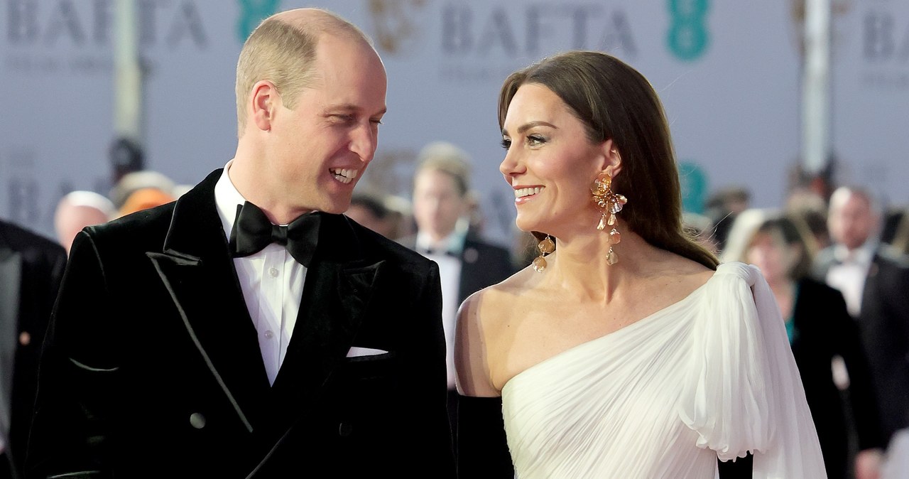 Zadziwiające zachowanie Kate Middleton. Klepnęła Williama w pośladek.  Wszystko zarejestrowały kamery! - pomponik.pl