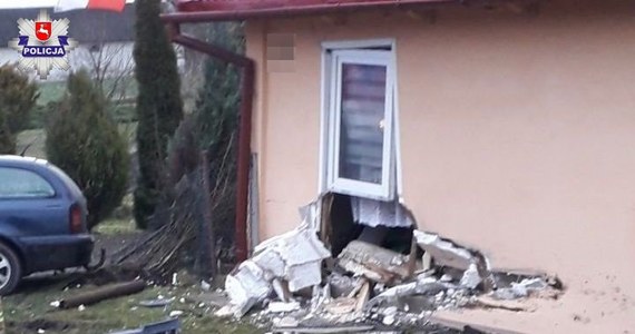 W Strzyżowie na Lubelszczyźnie 23-letni kierowca stracił panowanie nad samochodem, wypadł z drogi i wjechał w dom. Za ścianą, którą zniszczył, spali ludzie. Nikomu nic się nie stało. Młody mężczyzna był pod wpływem środków odurzających.  