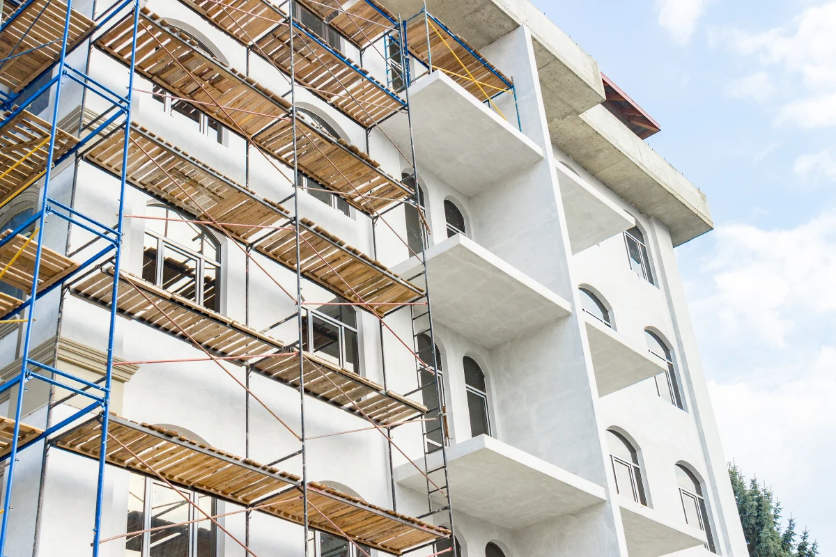 W lutym pierwszy raz od wielu miesięcy widoczny jest wzrost zainteresowania kupnem mieszkań. Pojawia się więcej odpowiedzi na oferty, widoczna jest także poprawa zdolności kredytowej Polaków. Wiele rodzin kończy jednak na oglądaniu nieruchomości. Czekają na zapowiadane rządowe programy wsparcia dla kredytobiorców.