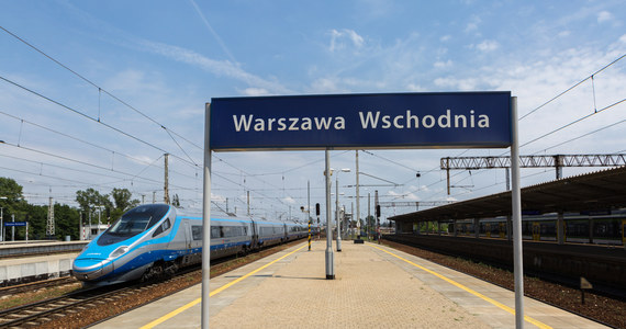 Do zderzenia  pociągu Kolei Mazowieckich z lokomotywą doszło na stacji Warszawa Wschodnia.  Z tego powodu są utrudnienia w kursowaniu pociągów zarówno na podmiejskiej jak i dalekobieżnej linii średnicowej.