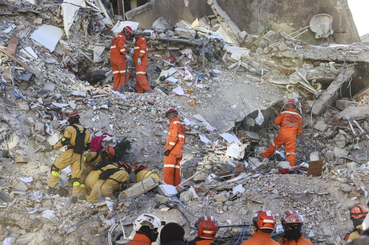 Lekarze z Uniwersytetu Przyrodniczego we Wrocławiu leczą psa-ratownika, który przez tydzień przeszukiwał gruzowiska po trzęsieniu ziemi w Turcji. "Niemal z każdego miejsca, które wskazał jako to, gdzie pod gruzami mogą być żywi, ratownicy wyciągali potem ludzi" - mówi kpt. Albert Kościński, przewodnik psa.

