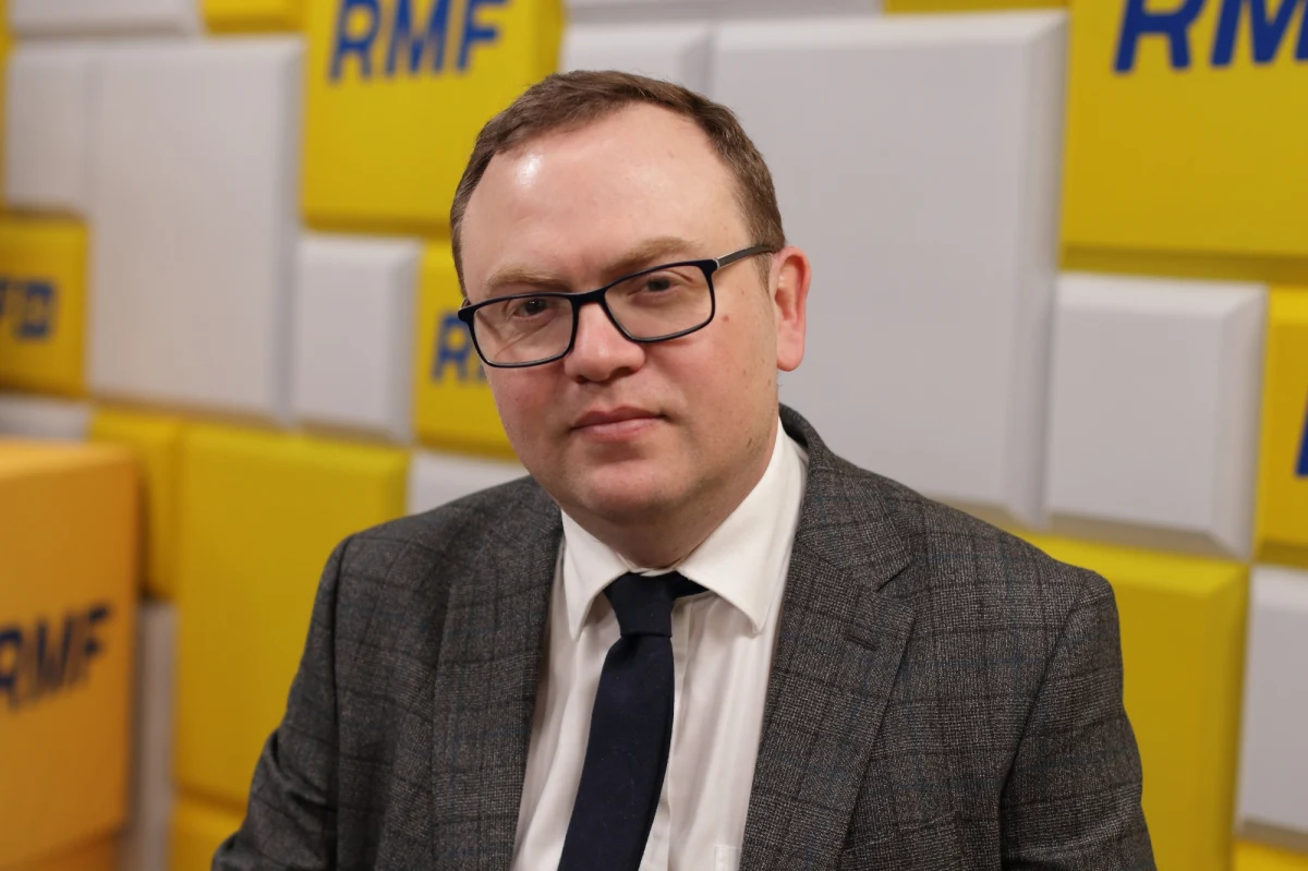 „Biorąc pod uwagę te olbrzymie ograniczenia, związane z bezpieczeństwem głowy amerykańskiego państwa, jest to rzeczywiście wizyta bezprecedensowa. Myślę, że ona ma charakter historyczny. Można szukać analogii z wizytą Johna F. Kennedy’ego na początku lat 60. w Berlinie Zachodnim, gdy mówił, że jest berlińczykiem, czy ćwierć wieku później Reagana w Berlinie Zachodnim, gdy apelował o zburzenie muru. Symbole w polityce mają znaczenie. To jest potężny sygnał wsparcia amerykańskiego dla Ukrainy właściwie w przededniu rocznicy rosyjskiej agresji i dzień przed orędziem Putina. Mam wrażenie, że popsuł rosyjskiemu prezydentowi szyki” – tak niespodziewaną wizytę Joe Bidena skomentował w Rozmowie w południe w RMF FM dr Adam Eberhardt. 