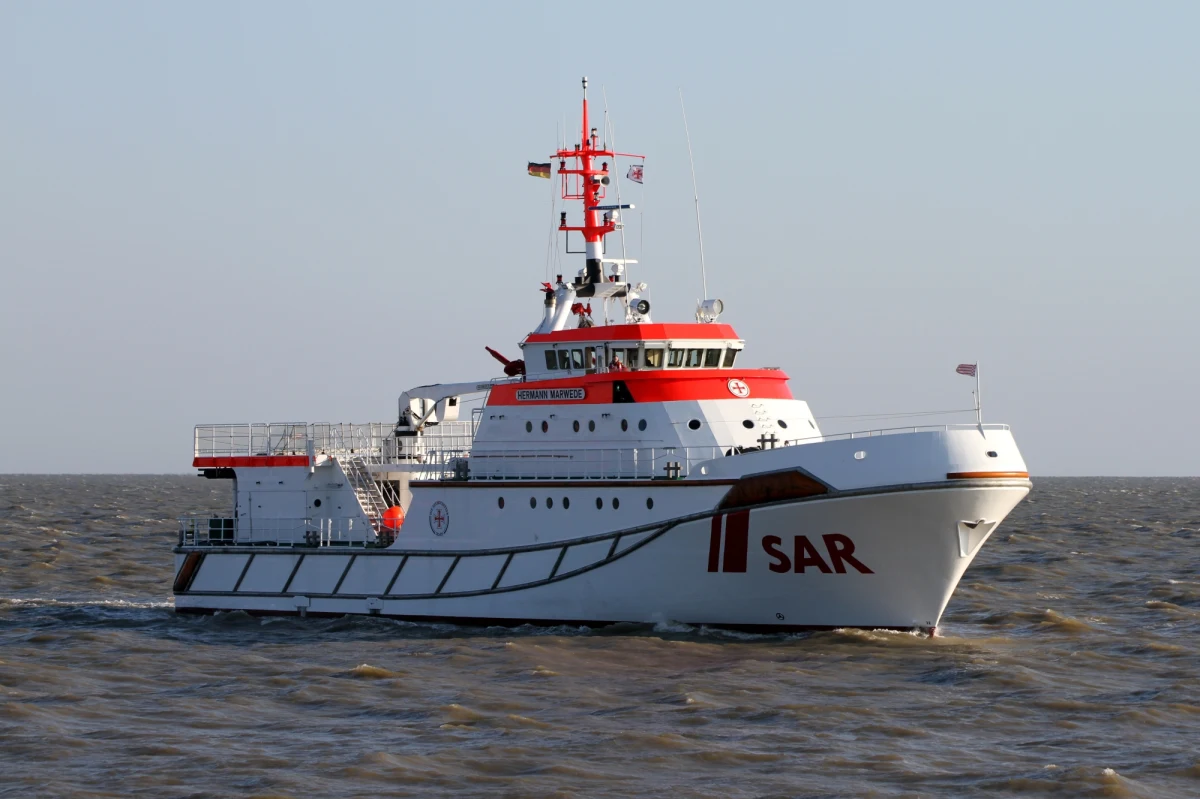 Za nieumyślne naruszenie zasad bezpieczeństwa w ruchu wodnym i nieumyślne spowodowanie wypadku odpowie kapitan statku ratowniczego, który w lipcu wypływając z portu w Helu uderzył w nabrzeże. Kapitan i dwóch członków załogi zostało wówczas rannych. Prokuratura w Pucku właśnie skierowała do sądu w Wejherowie akt oskarżenia w tej sprawie.       

