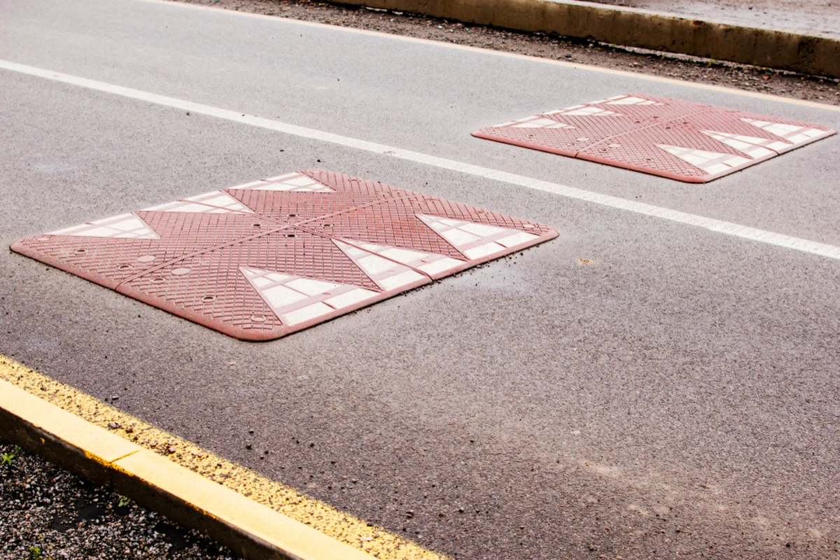 Na ulicach Poznania, a zwłaszcza w sąsiedztwie szkół, ma być bezpieczniej. Drogowcy już zaplanowali montaż urządzeń, które zmuszą kierowców do ściągnięcia nogi z gazu.