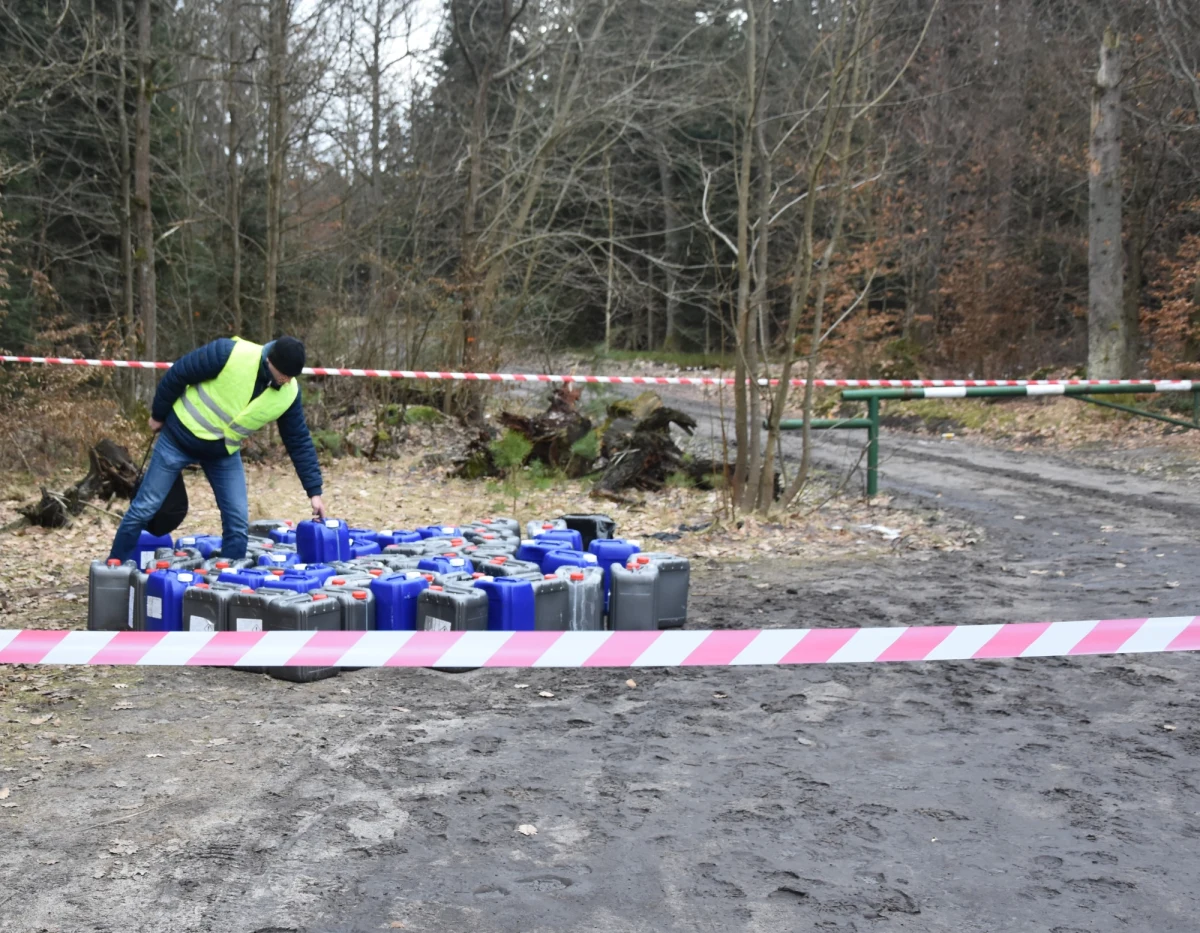 Kilkudziesięciu beczek z chemikaliami od kilku dni, przez całą dobę pilnują policjanci w lesie w okolicy miejscowości Augustów koło Pionek na Mazowszu. WIOŚ w Warszawie zlecił Centralnemu Laboratorium Badawczemu pobranie próbek i poddanie ich analizie 14 lutego. Jak ustaliła nasza reporterka, do tej pory CLB nie dojechało na miejsce.
