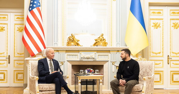 Joe Biden przyleciał najpierw do bazy w Ramstein w Niemczech, a dopiero potem wojskowym samolotem dotarł do Rzeszowa – wynika z nieoficjalnych informacji RMF FM. Z kolei do Kijowa prezydent USA przyjechał pociągiem z Polski. Istniało jednak kilka wariantów podróży i rozważano spotkanie z prezydentem Ukrainy Wołodymyrem Zełenskim na granicy polsko-ukraińskiej - informują media w USA.